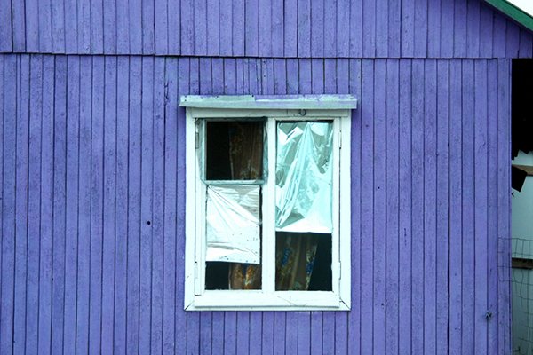 Vieille fenêtre avec du papier d'aluminium sur verre