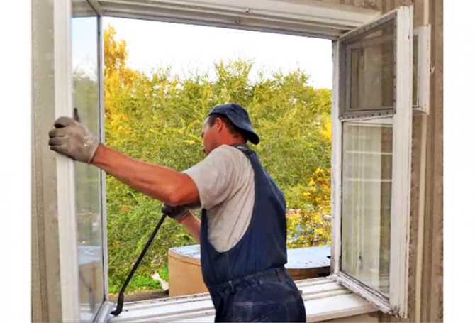 Vieilles fenêtres en bois dans la maison : changer ou réparer ?