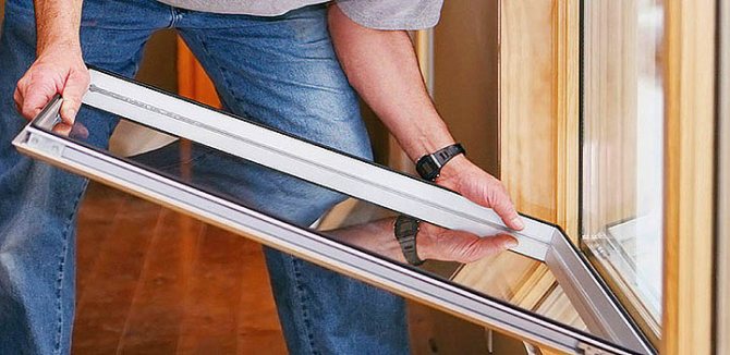 Vieilles fenêtres en bois dans la maison : changer ou réparer ?