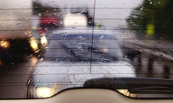 Les vitres des voitures transpirent beaucoup sous la pluie