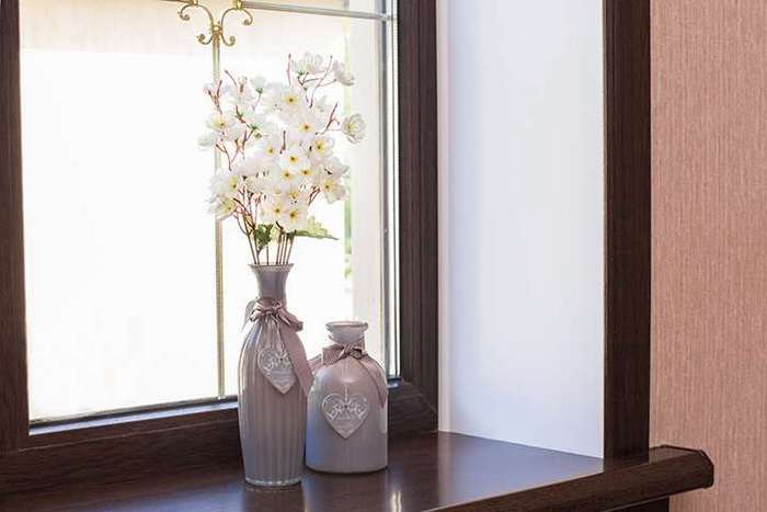 Unité en verre avec rebord de fenêtre marron