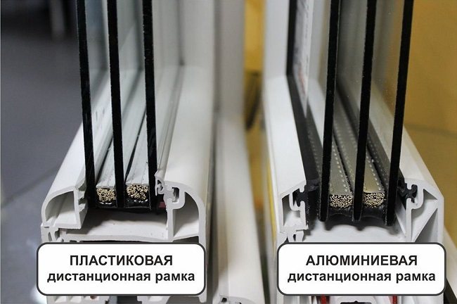 fenêtre à double vitrage avec un cadre chaleureux et aluminium ordinaire