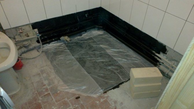 Nous posons un mince film de serre - ou une toile cirée ordinaire