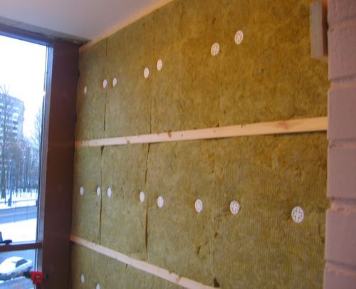 Le mur est isolé avec de la laine minérale.