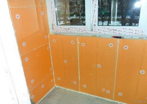 Le mur est isolé avec de la mousse.