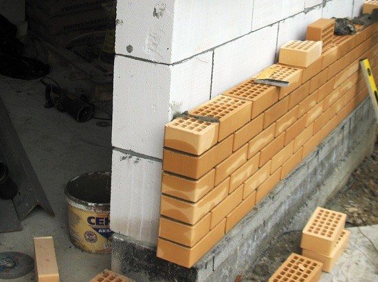 demi-mur de briques de l'intérieur d'un bain de blocs de mousse