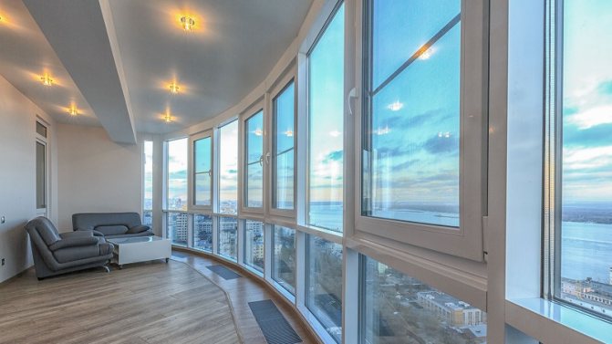 Vaut-il la peine de faire un balcon panoramique: avantages et inconvénients, caractéristiques et design confortable