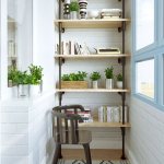 Il vaut la peine de choisir des étagères en fonction de la solution de style pour la finition du balcon