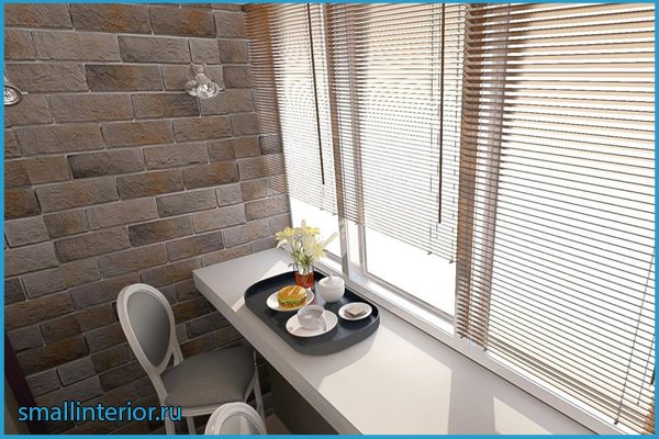 Table-rebord de fenêtre sur le balcon