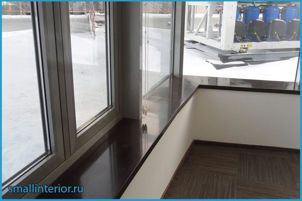 Table-rebord de fenêtre sur le balcon