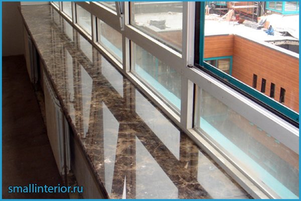 Appui de fenêtre de table sur le balcon