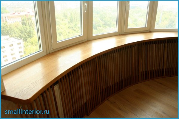 Table-rebord de fenêtre sur le balcon