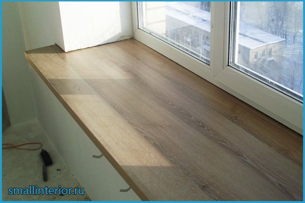 Appui de fenêtre de table sur le balcon