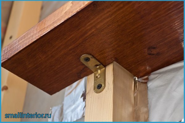 Table-rebord de fenêtre sur le balcon