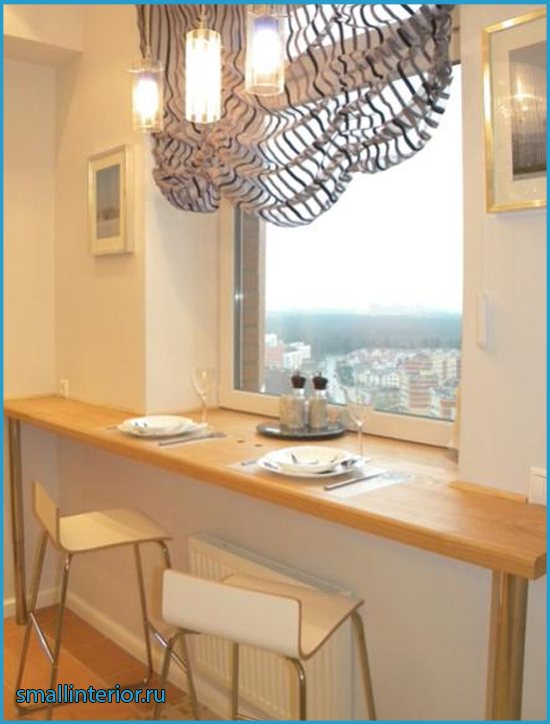 Table-rebord de fenêtre sur le balcon