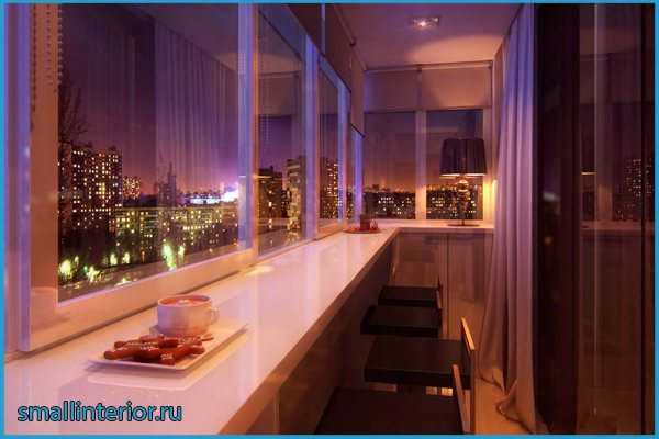 Table-rebord de fenêtre sur le balcon