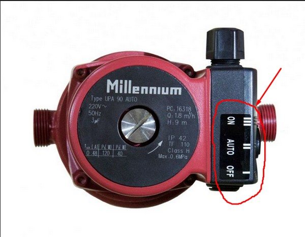 La flèche pointe vers les commandes