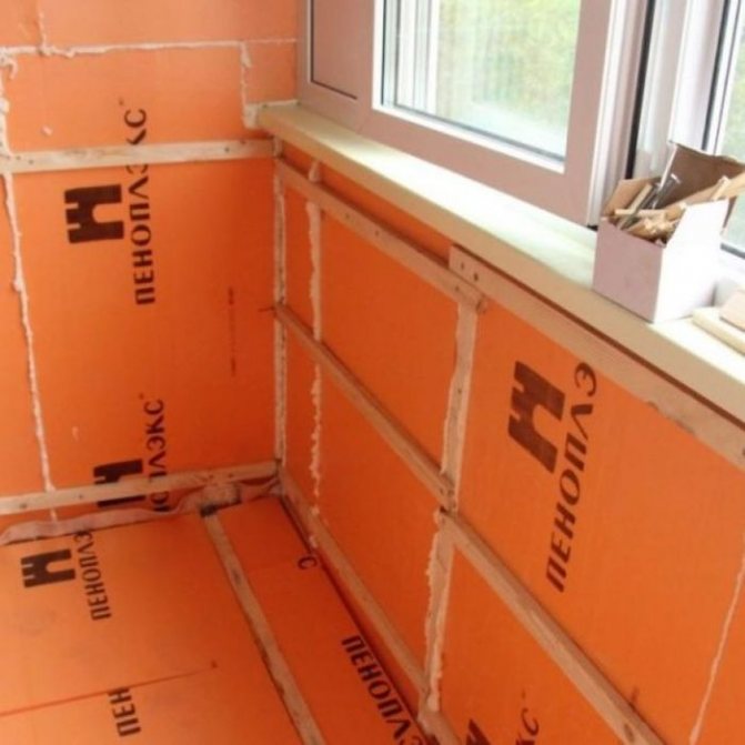 Nous montons un cadre en bois au-dessus de l'isolant.