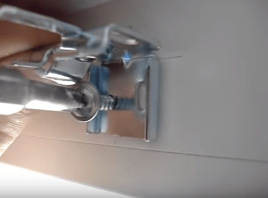 Perçage de trous dans le cadre de la fenêtre