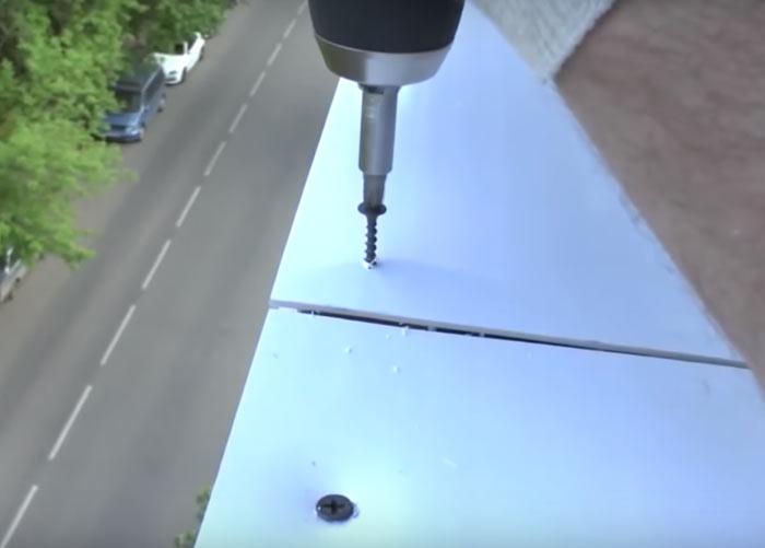 Perçage avec des vis autotaraudeuses lors de l'installation