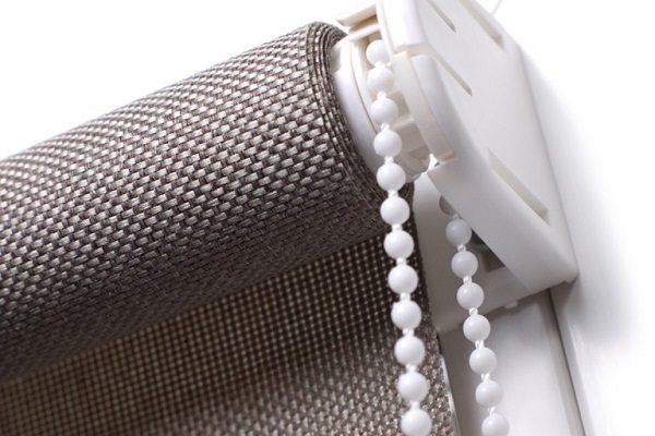 Filtres de lumière pour fenêtres en plastique: conception, installation, maintenance