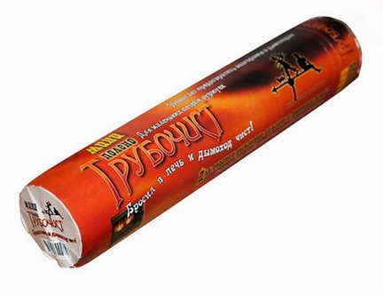 Produits chimiques brûlants dans un four de nettoyage