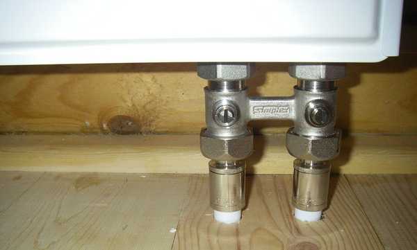 Voici à quoi ressemble un radiateur avec une connexion inférieure cachée. Il est important de ne pas confondre la ligne d'alimentation avec la ligne de retour.