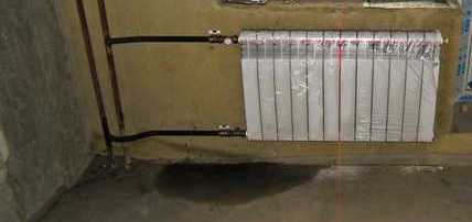 Il ressemble à un système bitube vertical, raccordement latéral (montée d'alimentation vers la droite)