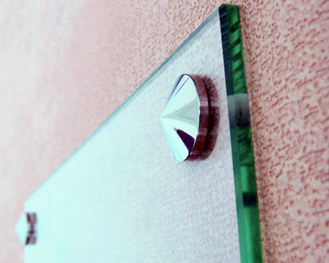 De telles attaches sont installées dans un trou pré-percé.