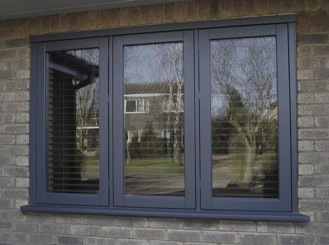 couleur gris foncé de la combinaison des fenêtres avec la façade