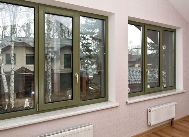 fenêtres vert foncé à l'intérieur