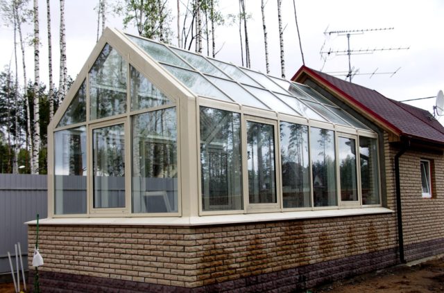 Serre à faire soi-même à partir de fenêtres en plastique: idées créatives de construction