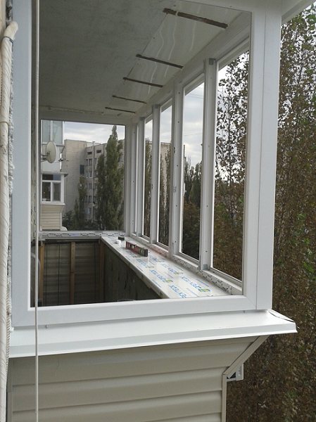 vitrage chaleureux des balcons avec plats à emporter