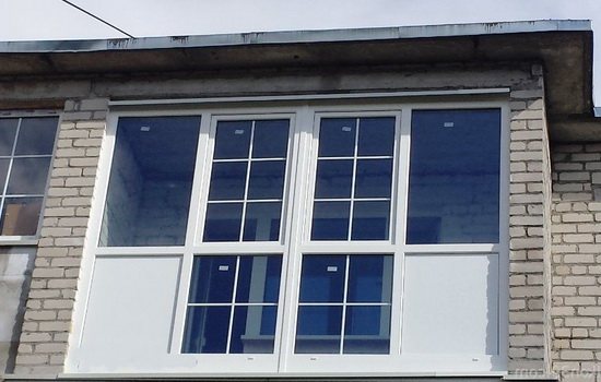 Vitrage chaleureux dans une maison de campagne