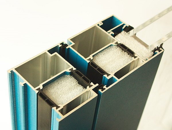 Fenêtres chaudes à double vitrage en aluminium avec inserts thermiques