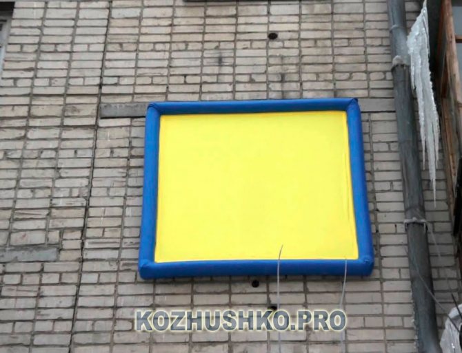 Écran chaud pour le montage de la fenêtre