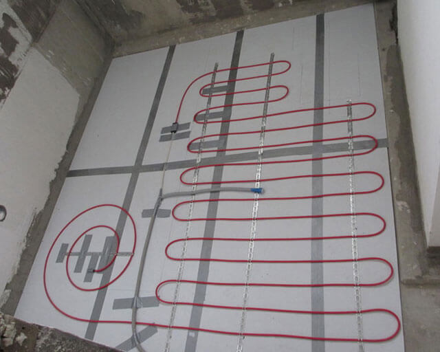 plancher chaud dans le garage du chauffage