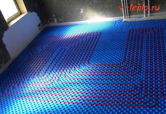 sol en eau chaude avant que la chape ne soit coulée