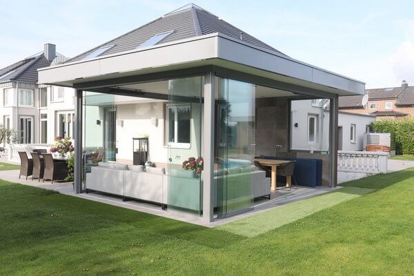 Terrasse avec fenêtres panoramiques