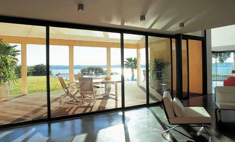 Terrasse avec vue sur l'eau