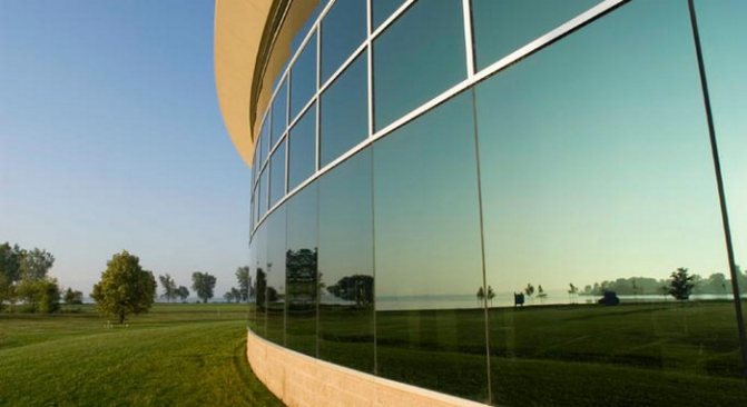 Teinture des vitres en plastique. Description des avantages et des caractéristiques de l'installation