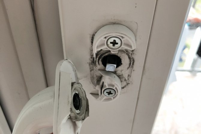 Poignée de porte de balcon fissurée