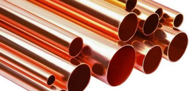 Tuyaux pour radiateurs de chauffage. Des tuyaux de cuivre