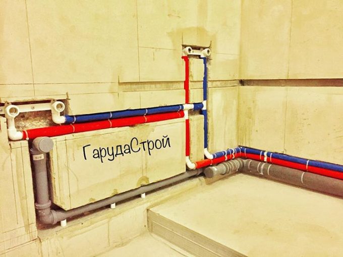 Tuyaux fermés dans le mur de manière combinée