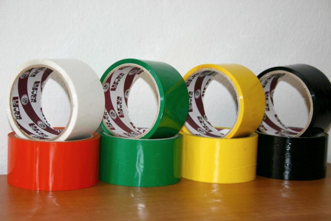 Retirer les restes du film de la fenêtre avec du ruban adhésif