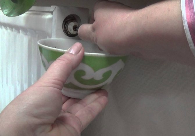 Retrait d'un sas dans le système de chauffage par le robinet Mayevsky