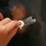 Retirez le ruban adhésif de la fenêtre en plastique