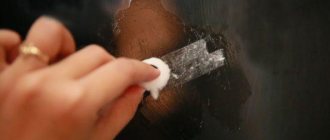 Retirez le ruban adhésif de la fenêtre en plastique