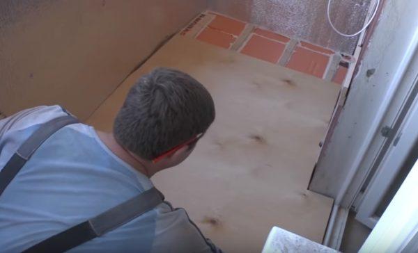 pose de feuilles de contreplaqué sur la caisse