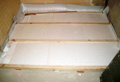 Pose de mousse entre les solives de plancher